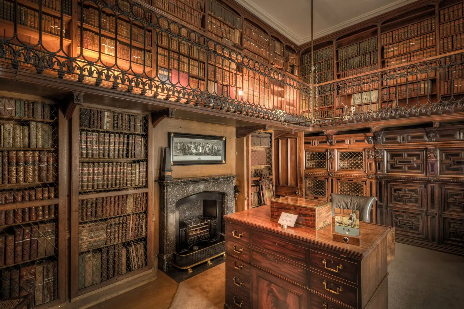 Historische Bibliothek mit Holzregalen, Galerie und Kamin